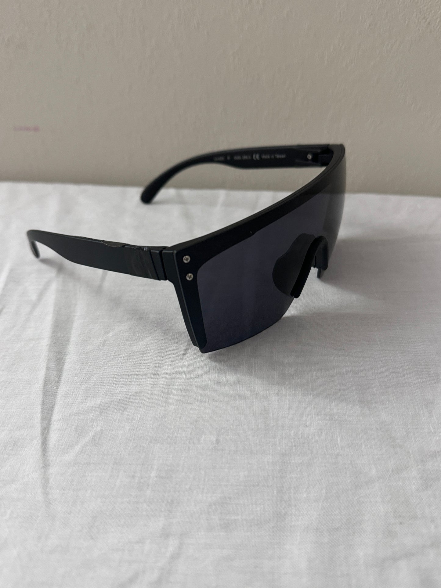 Laser heats Unisex Large Shield Rimless Sunglasses